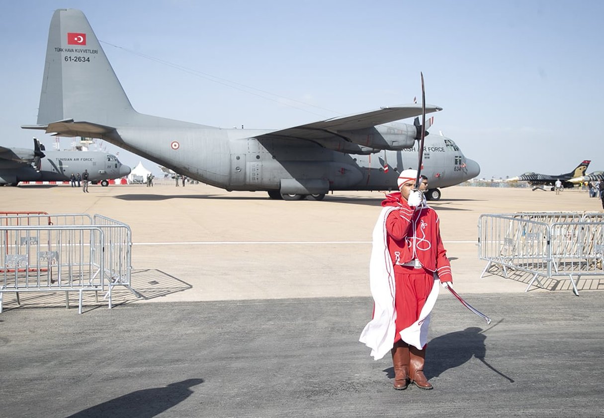 Un avion de l’armée de l’air turque est présenté au salon International Aerospace & Defence Exhibition à Djerba, au sud de la Tunisie, le 4 mars 2020. © Yassine Gaidi/Anadolu Agency/AFP