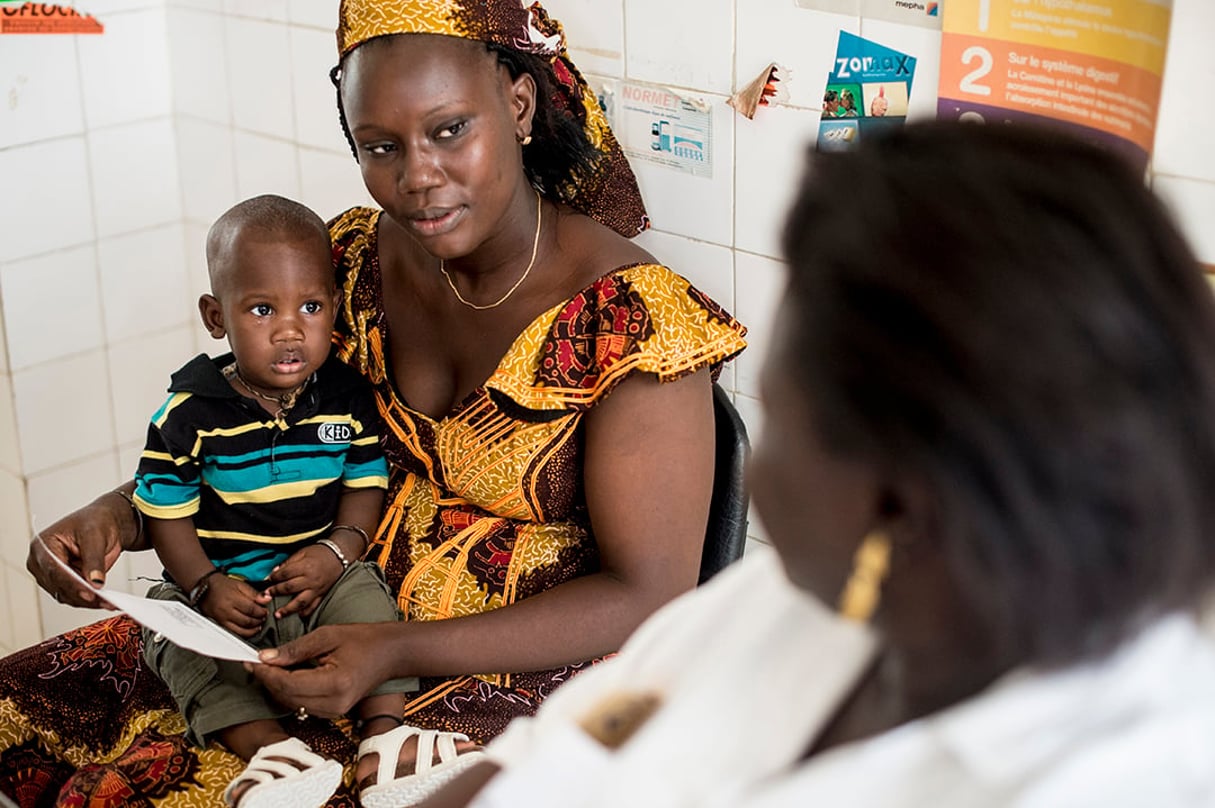 Au Sénégal, une mère et son fils pendant une consultation au Centre de Protection Maternelle et Infantile (PMI) de la Medina © Sylvain CHERKAOUI pour Jeune Afrique