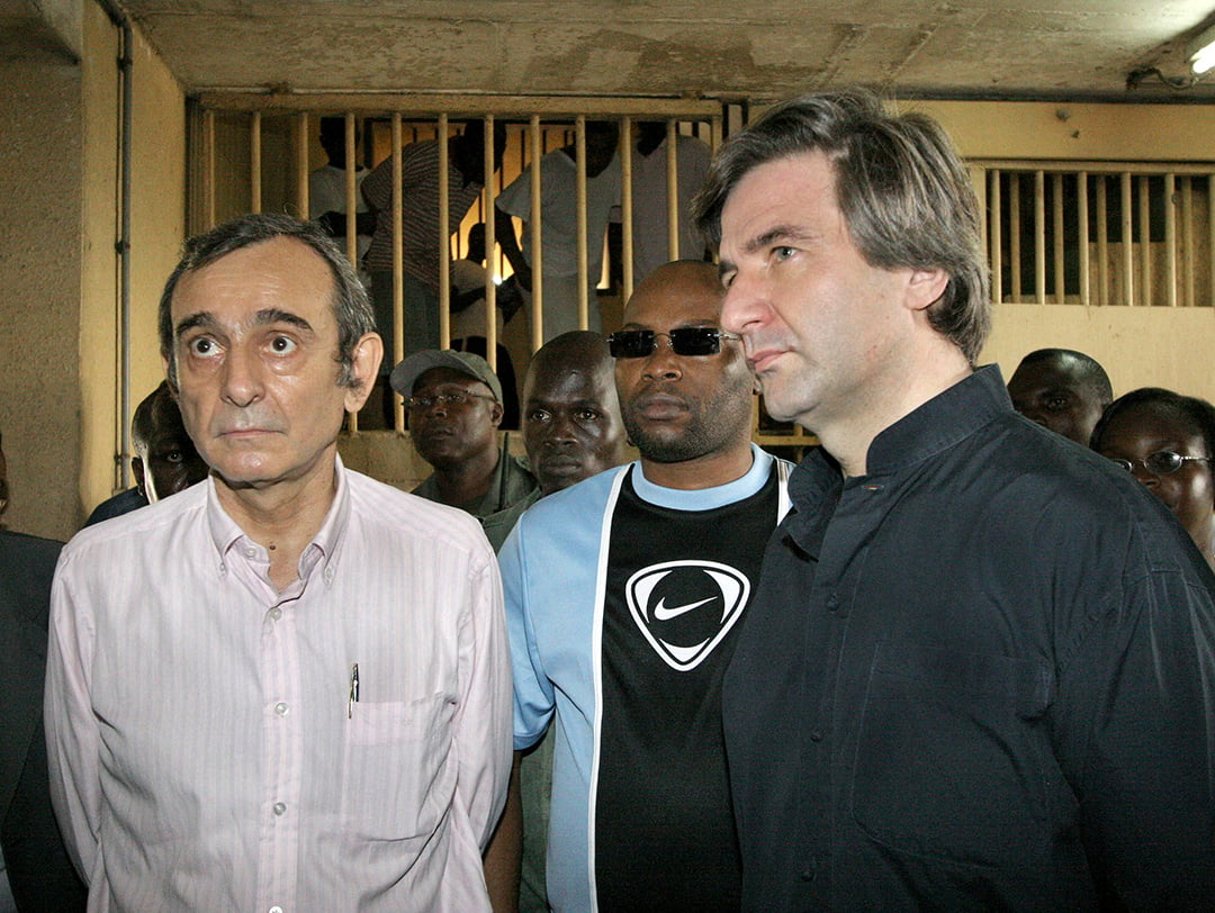 Deux dirigeants français de Trafigura conduits en détention à Abidjan, le 16 novembre 2006. © AFP