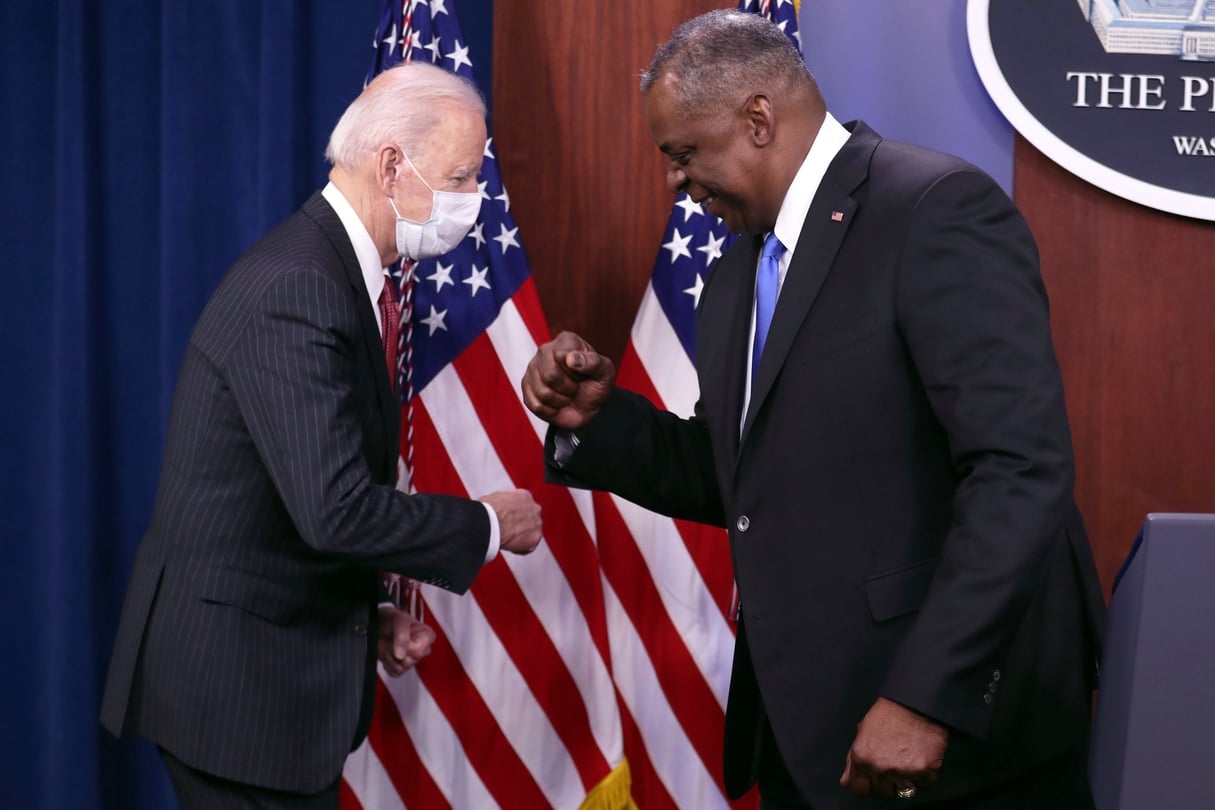 Le secrétaire à la défense Lloyd Austin et le président Joe Biden au Pentagone, à Arlington, en Virginie, le 10 février 2021. © Oliver Contreras/REA
