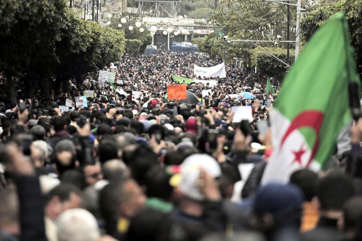 Les Algériens manifestent à Alger pour marquer le deuxième anniversaire du mouvement Hirak, lundi 22 février 2021. © Toufik DOUDOU/PPAgency/SIPA
