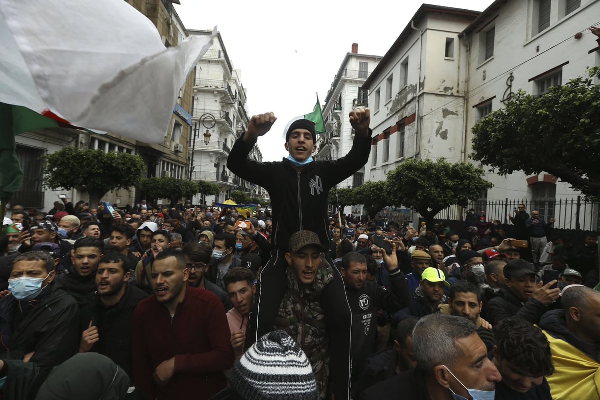 Les Algériens manifestent à Alger pour marquer le deuxième anniversaire du mouvement Hirak, lundi 22 février 2021. © Anis Belghoul/AP/SIPA
