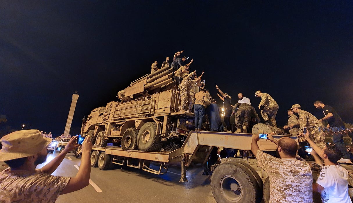 Les forces loyales au gouvernement d’accord national libyen (GNA) reconnu par l’ONU font défiler un camion de système de défense aérienne Pantsir de fabrication russe dans la capitale Tripoli le 20 mai 2020, après sa capture à la base aérienne d’Al-Watiya (base aérienne d’Okba Ibn Nafa) par les forces loyales à l’homme fort libyen Khalifa Haftar, basé dans l’est du pays. © Mahmud TURKIA/AFP