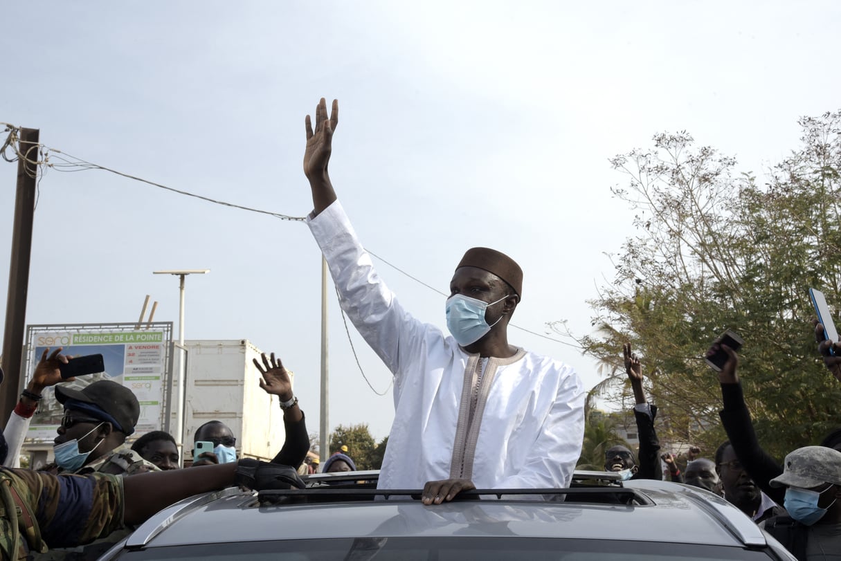 Le député Ousmane Sonko au milieu de ses partisans, le 3 mars 2021, avant d'être arrêté pour "trouble à l'ordre public". &copy; Seyllou/AFP