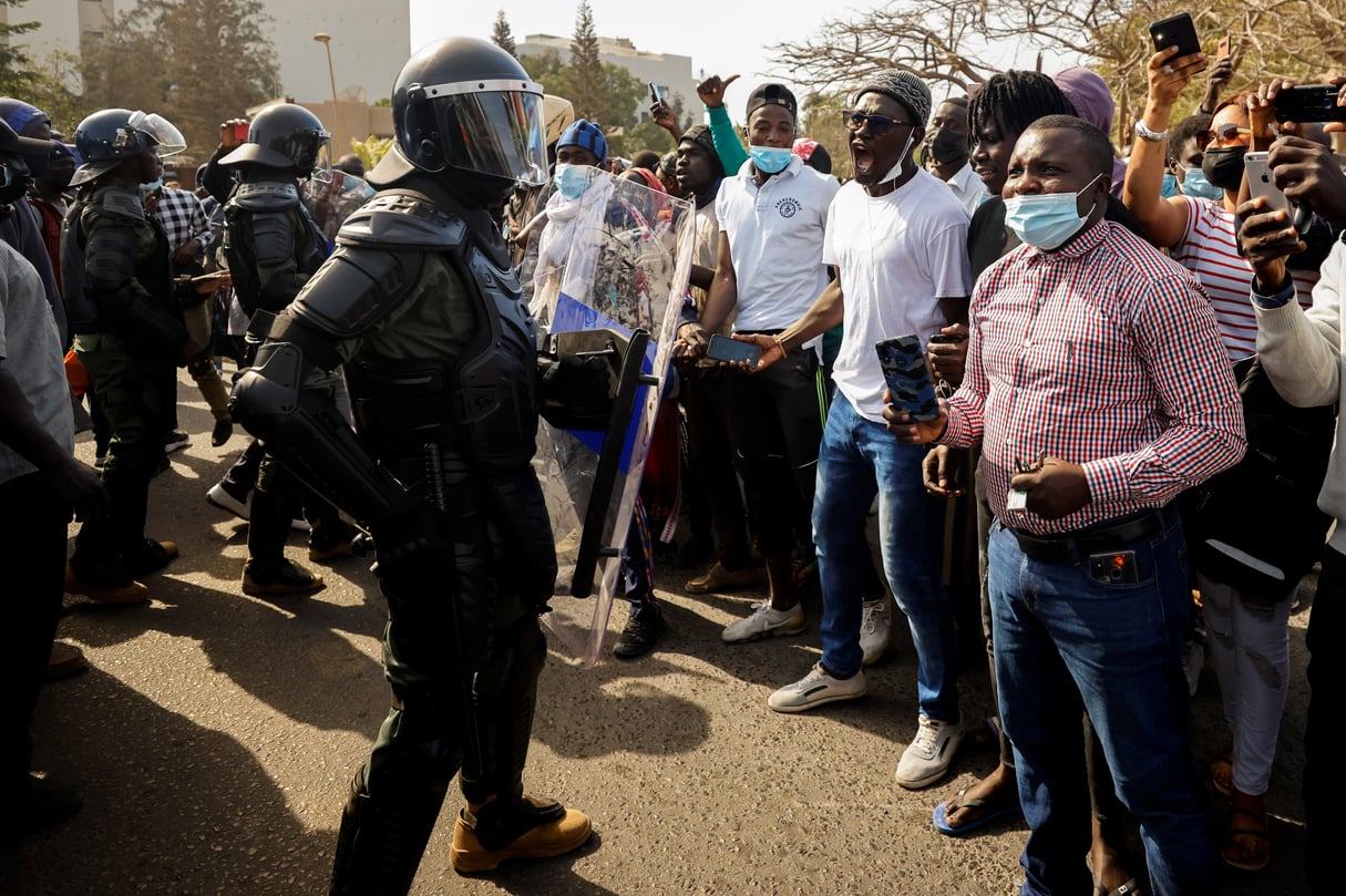 Des affrontements ont éclaté entre forces de l’ordre et partisans d’Ousmane Sonko, le 3 mars 2021 à Dakar. © REUTERS/Zohra Bensemra