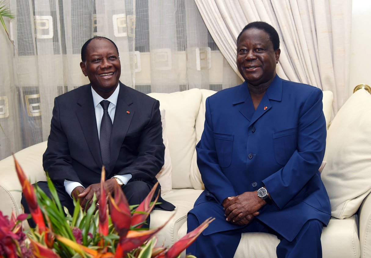 Le président ivoirien Alassane Ouattara (à gauche) et Henri Konan Bédié (à droite). © SIA KAMBOU/AFP