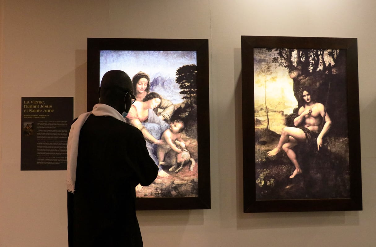 Un homme regarde une oeuvre de Léonard de Vinci lors de l’exposition « Opera Omnia Leonardo », organisée au Musée des civilisations noires de Dakar, Sénégal, le 22 janvier 2021. © Fatma Esma Arslan/ANADOLU AGENCY/AFP