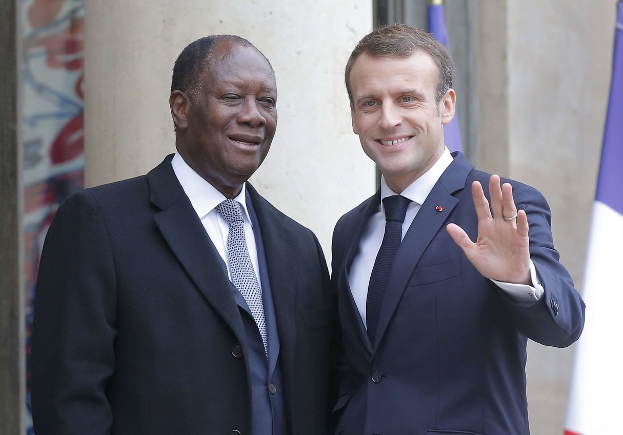 Alassane Ouattara et Emmanuel Macron, ici le 12 novembre 2018, ont déjeuner ensemble à l’Élysée le 4 mars 2021. © Michel Euler/AP/SIPA