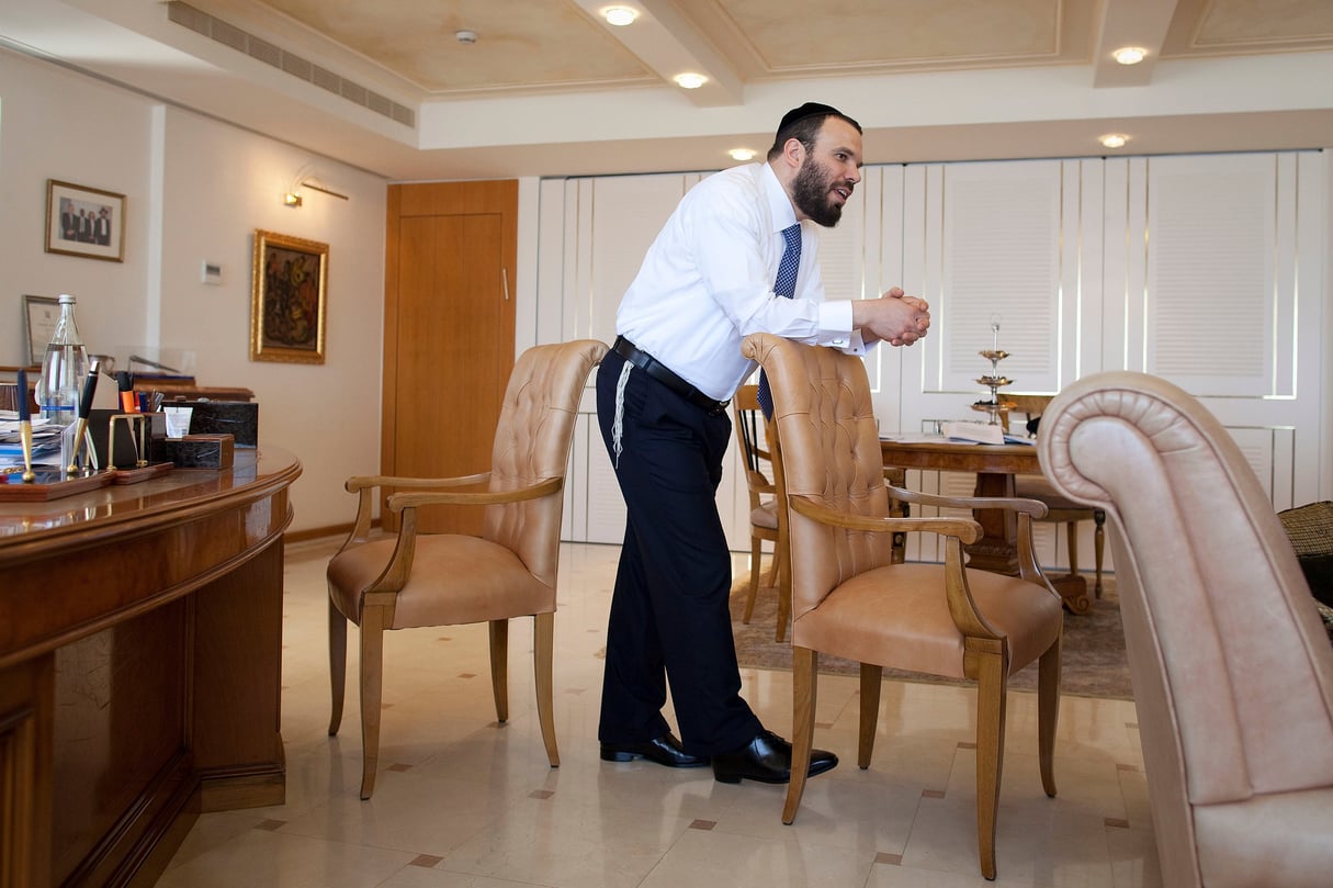 Le milliardaire israélien Dan Gertler, dans son bureau à Ramat Gan, en Israël, le 12 juin 2012. © Simon Dawson/Bloomberg via Getty Images