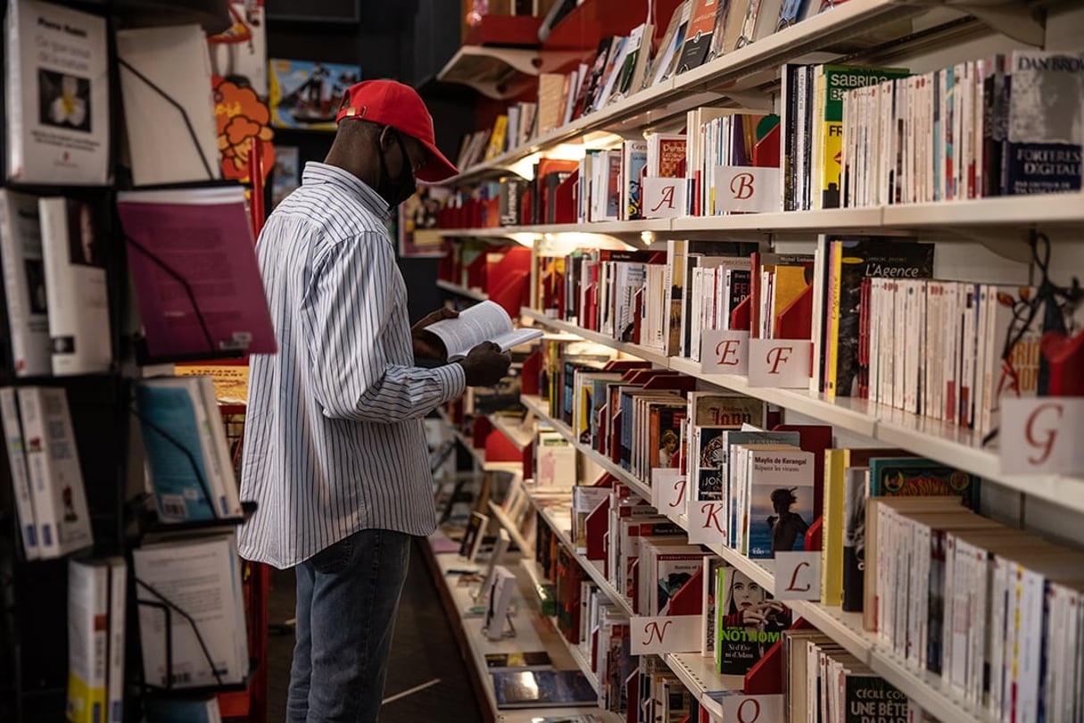 Dans la librairie Livres & Loisirs, à Ouagadougou, le 2 mars 2021 © Olympia de Maismont pour JA