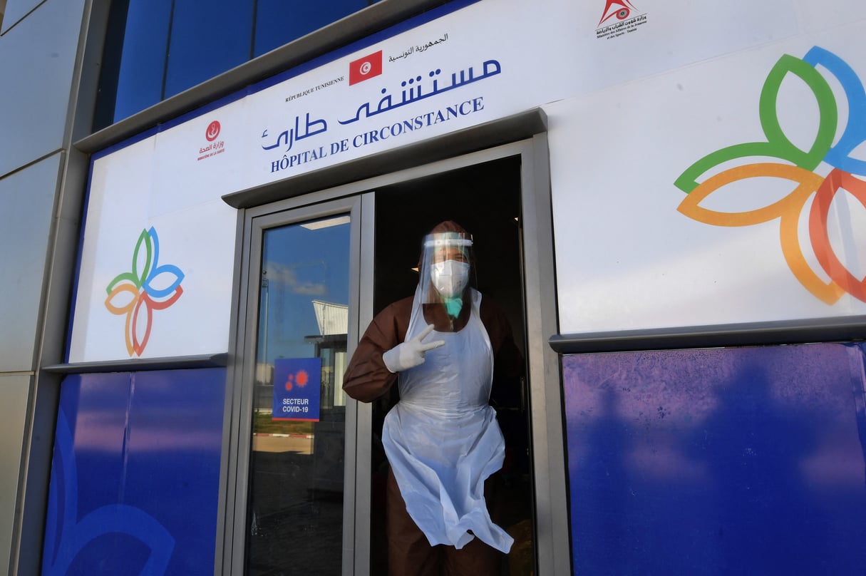 Un médecin en tenue de protection intégrale pose pour une photo dans un hôpital provisoire dans un gymnase utilisé comme salle de réanimation, le 2 février 2021, dans la capitale tunisienne Tunis. © FETHI BELAID/AFP