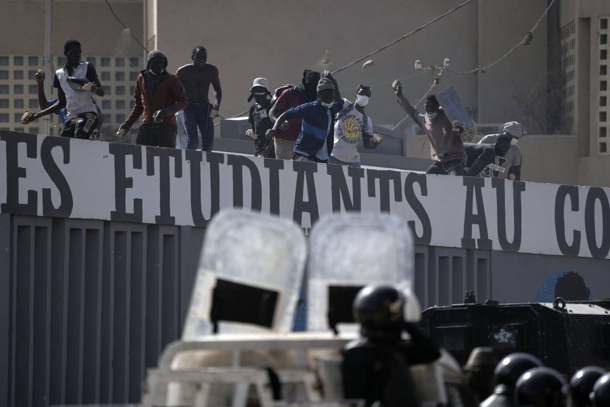 Affrontements entre étudiants et forces de l'ordre, à l'université Cheikh Anta Diop de Dakar, le 4 mars 2021. &copy; Leo Correa/AP/SIPA