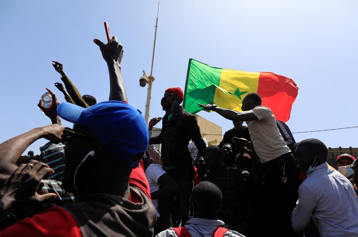 Des manifestants dans les rues de Dakar, le 8 mars 2021. © REUTERS/Zohra Bensemra