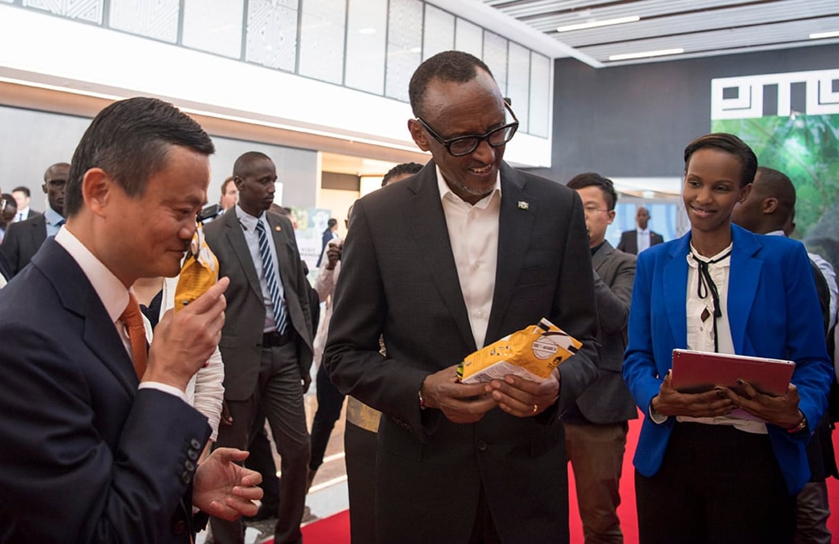 Jack Ma et Paul Kagame lors du lancement officiel de la plateforme eWTP Africa, le 31 octobre 2018 à Kigali. © PAUL KAGAME/FLICKR