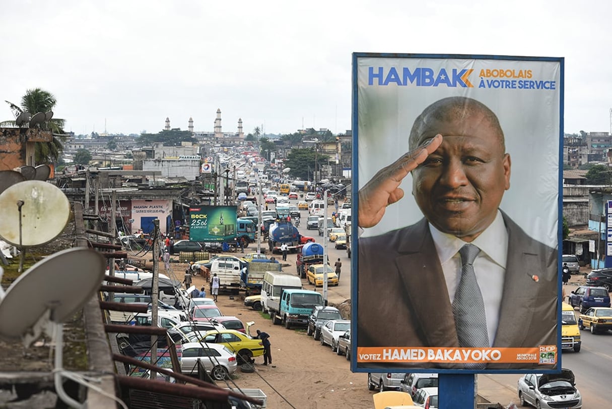 Hamed Bakayoko, sur une affaiche électorale pendant la campagne pour les municipales à Abobo, en 2018. © Sia KAMBOU / AFP