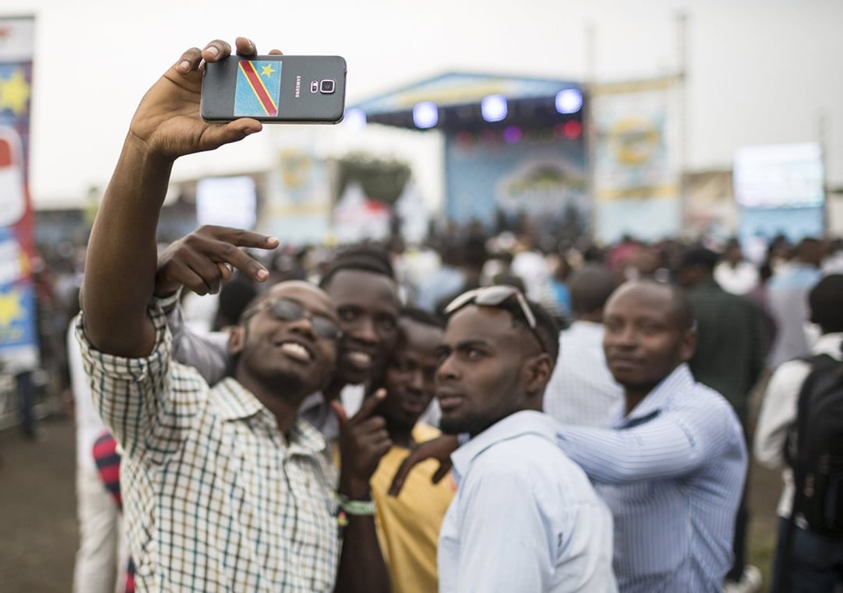 Prise de selfies à Goma. © Kris Pannecoucke/PANOS-REA