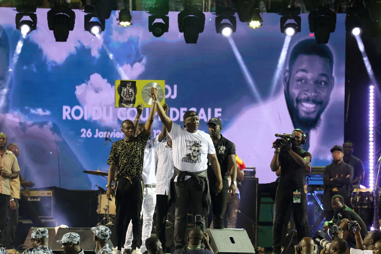 Le chanteur malien Sidiki Diabaté et Hamed Bakayoko, lors de l’hommage à DJ Arafat, le 30 août 2019 à Abidjan. © REUTERS/Thierry Gouegnon