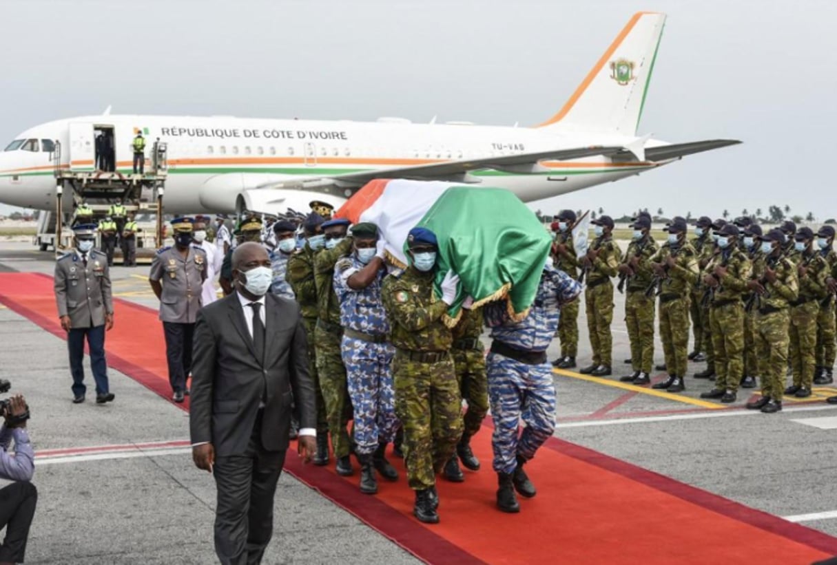 La dépouille du Premier ministre de Côte d’Ivoire, Hamed Bakayoko, décédé mercredi, est arrivée samedi à Abidjan. © AFP