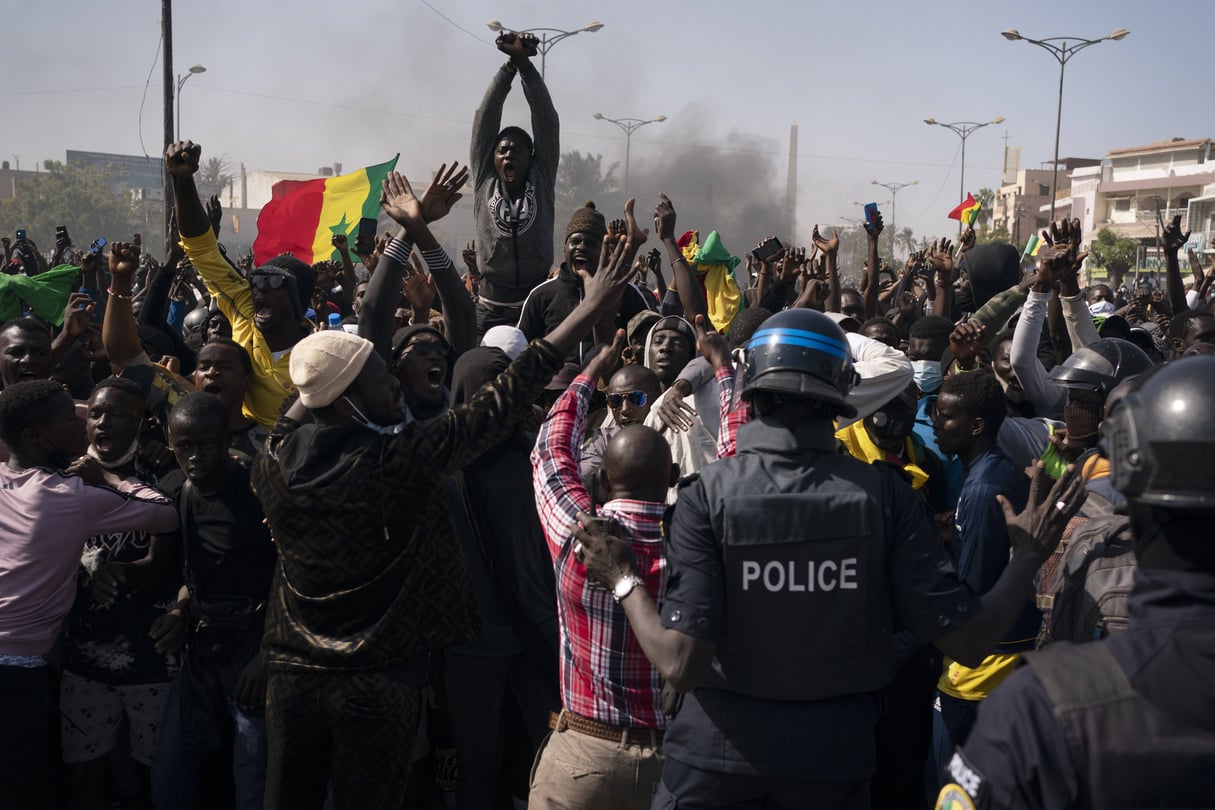 Des manifestants font face aux forces de l’ordre, le 8 mars à Dakar. © Leo Correa/AP/SIPA