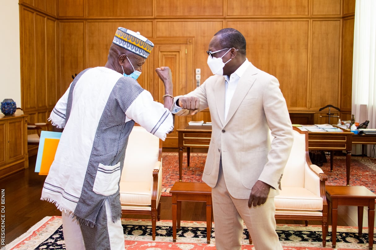 Le colonel Pascal Tawès et le chef de l’État béninois Patrice Talon, le mardi 16 mars au palais présidentiel à Cotonou. © DR / présidence béninoise