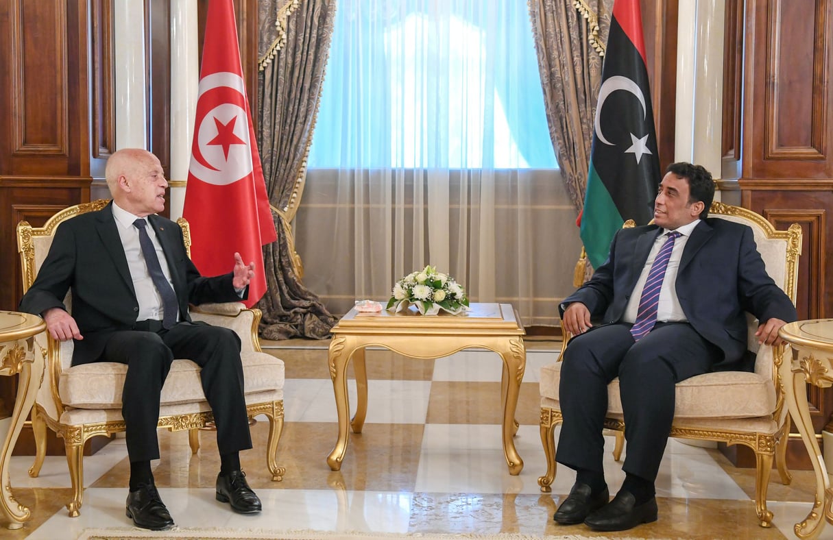 Le président tunisien Kais Saied (à gauche) a été reçu à son arrivée par le nouveau chef du Conseil présidentiel libyen, Mohammad Menfi (à droite), le 17 mars à ​​Tripoli. © Mohamed Hammi/SIPA