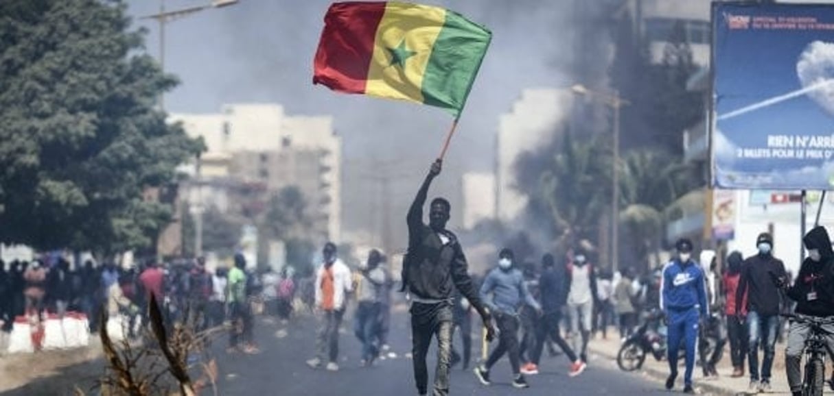 Un manifestant pro-Sonko, lors des heurts avec les forces de l’ordre, le 4 mars 2021 à Dakar. © Leo Correa/AP/SIPA