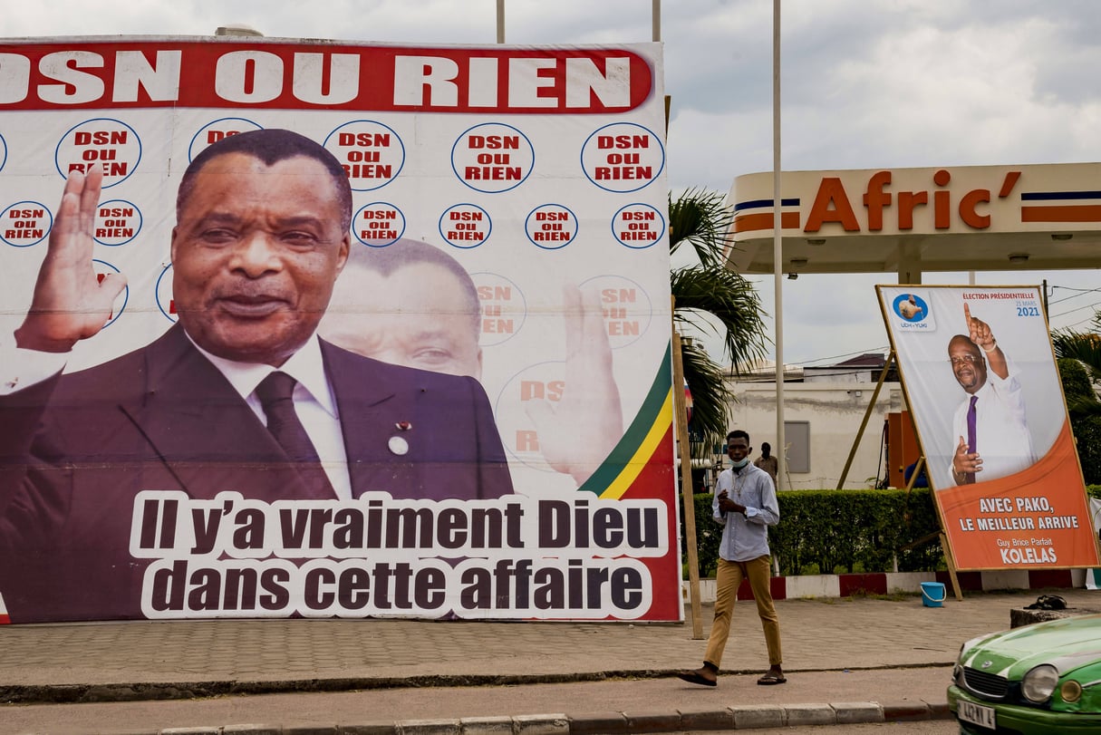 Une affiche du président sortant, Denis Sassou Nguesso, et une autre de l’opposant Guy-Brice Parfait Kolelas, le 12 mars 2021 à Brazzaville. © Lebon Chansard Ziavoula/AP/Sipa