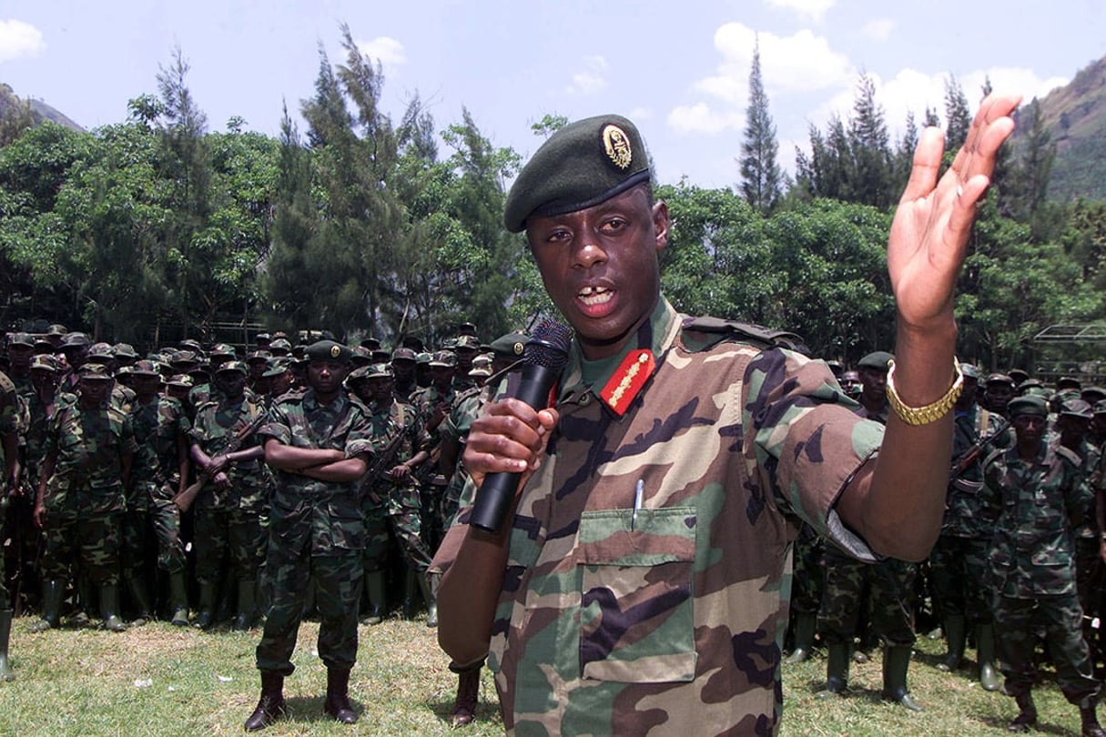 Le chef de l’armée rwandaise, James Kabarebe, s’adresse aux soldats qui se retirent de l’est du Congo, le 27 septembre 2002. © Antony Njuguna/REUTERS