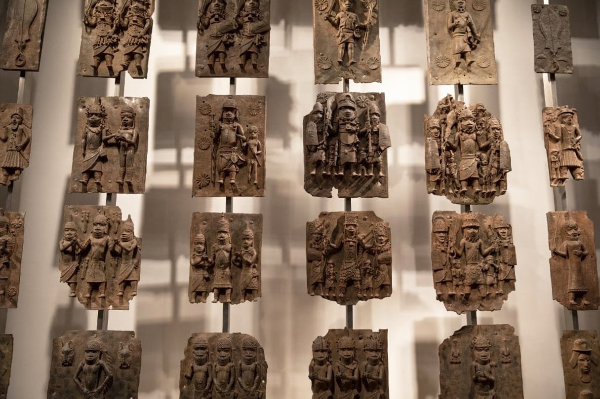 Exposition de plaques faisant partie des « bronzes du Bénin » au British Museum, à Londres, le 22 novembre 2018. © Dan Kitwood/Getty Images