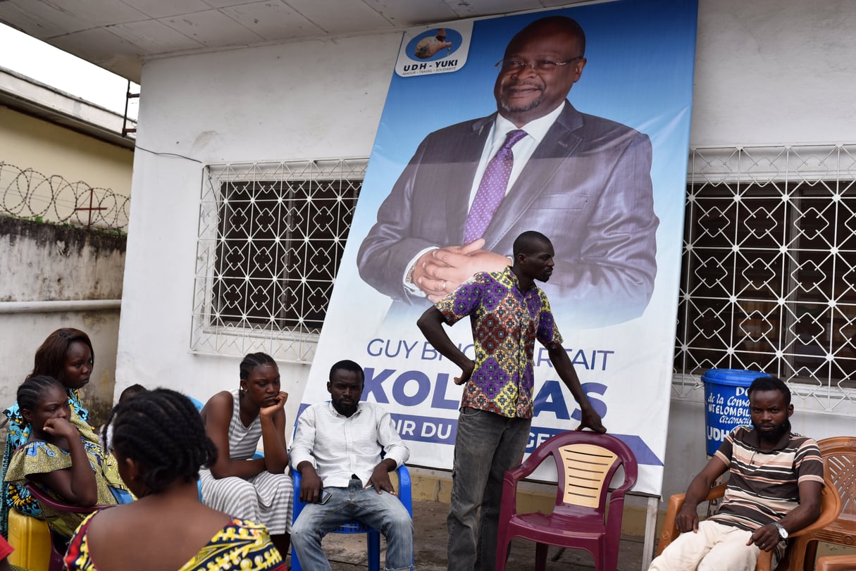 Des partisans de Guy-Brise Parfait Kolélas, mort du coronavirus le 22 mars 2021, réunis au siège du parti de l’opposant et candidat à la présidentielle face à Denis Sassou Nguesso. © REUTERS/Olivia Acland