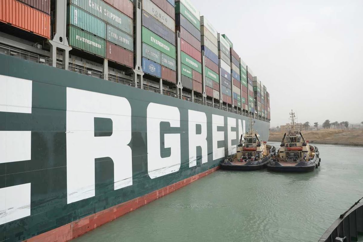 Le porte-conteneurs Ever Given de la compagnie maritime Evergreen bloque le canal de Suez, le 25 mars 2021. © ABC/Andia.fr
