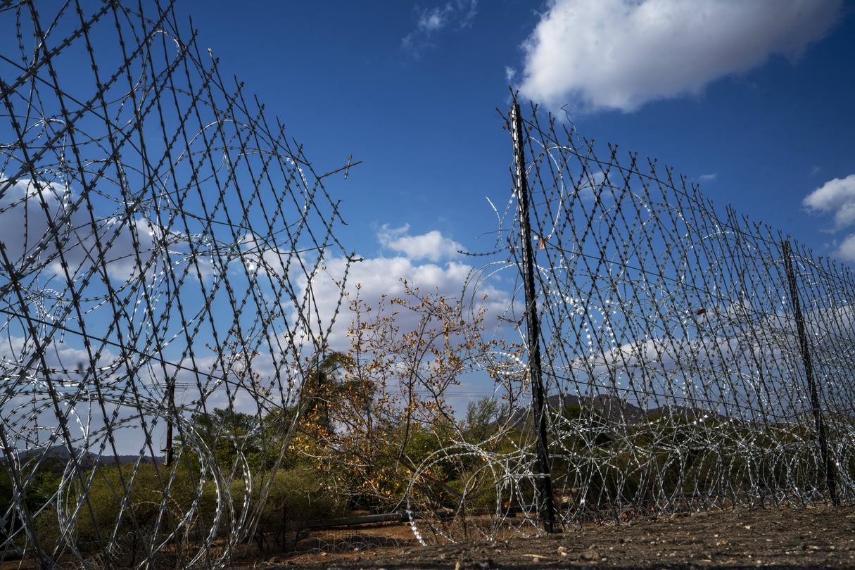 Un trou béant montre le passage des contrebandiers sur la clôture nouvellement construite à la frontière entre l’Afrique du Sud et le Zimbabwe, près de la ville frontalière de Musina, en Afrique du Sud, le 30 juin 2020. © Jerome Delay/AP/SIPA