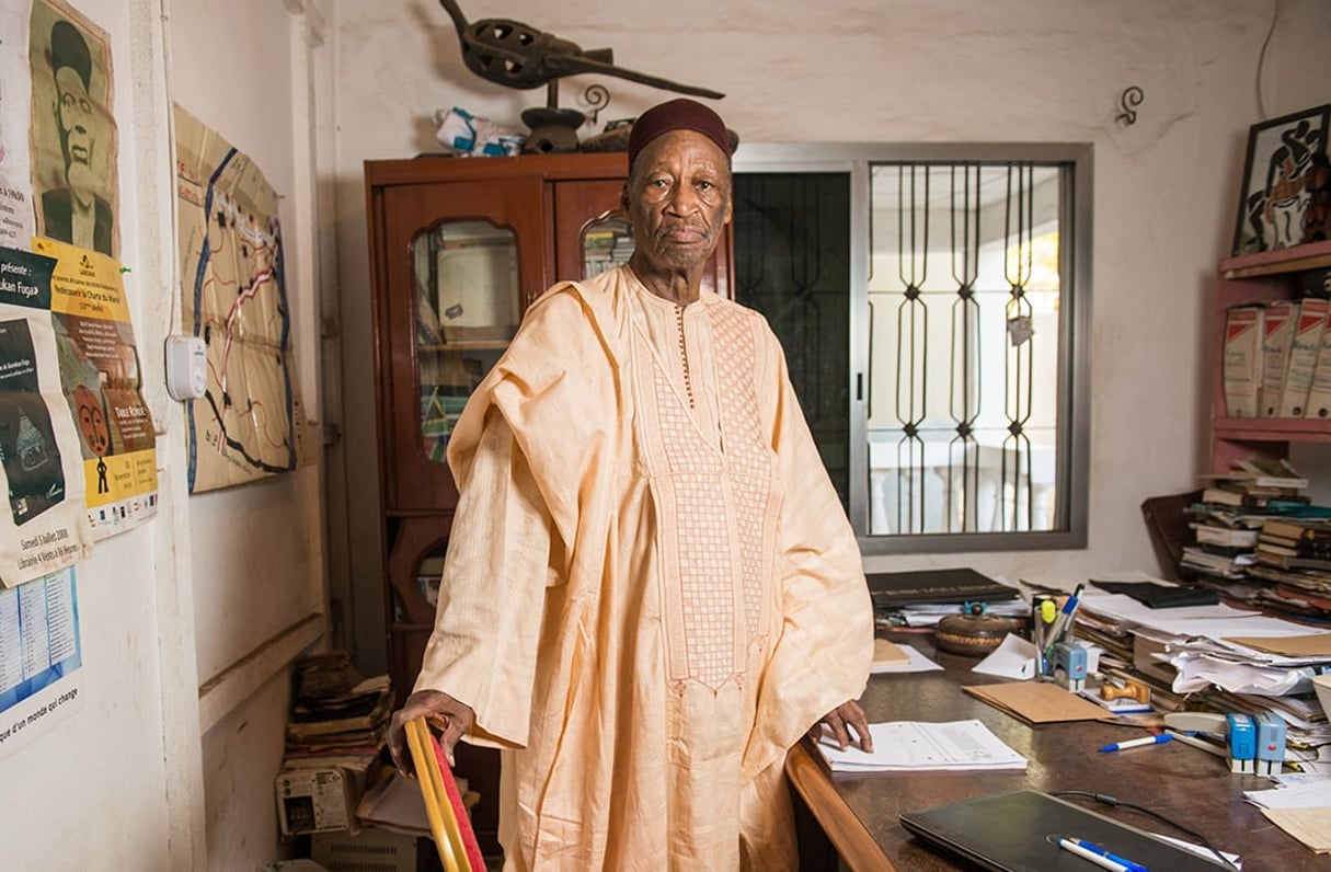 L’historien, dramaturge et écrivain guinéen Djibril Tamsir Niane dans son bureau, à Conakry, en janvier 2017. © Youri Lenquette pour JA