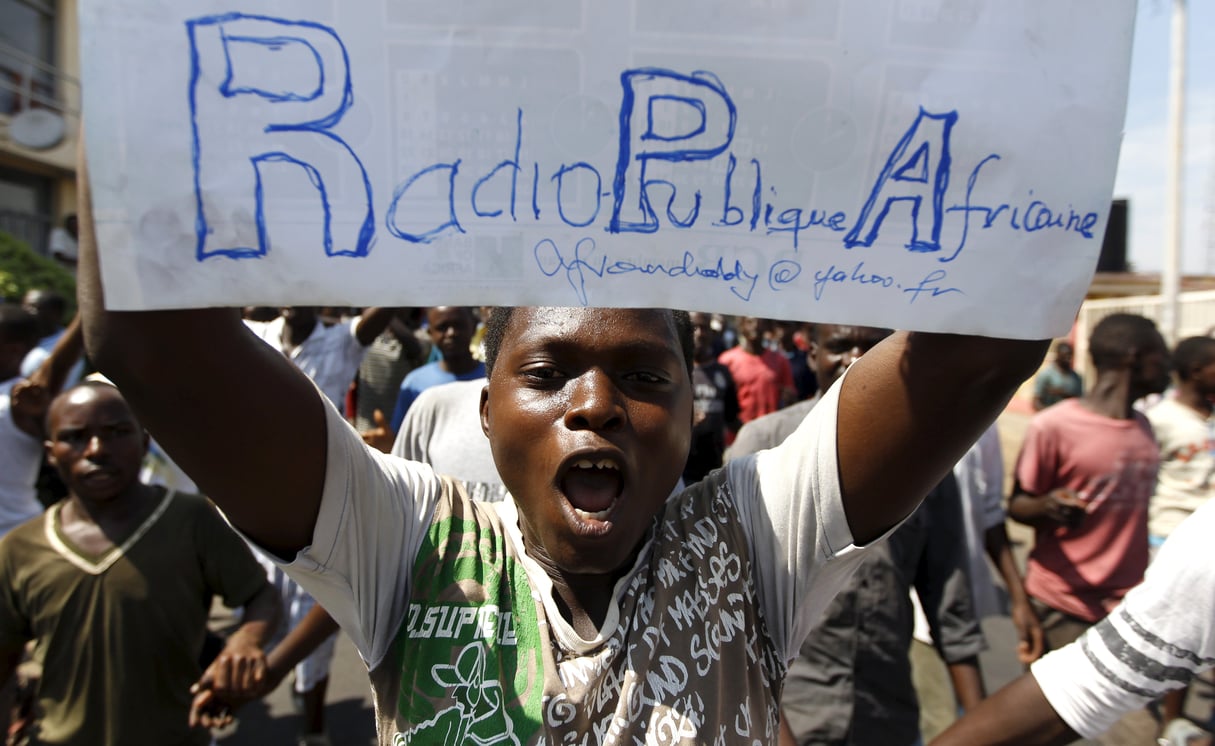 Un manifestant brandit une pancarte sur laquelle on peut lire le nom de la RPA, média interdit au Burundi, lors des manifestations contre Pierre Nkurunziza, en avril 2015 à Bujumbura. © REUTERS/Thomas Mukoya