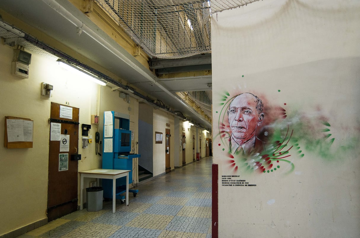 Dans les couloirs de la prison de Frênes, un tag à l’effigie du dirigeant du FLN Mohamed Boudiaf. © ISA HARSIN/SIPA