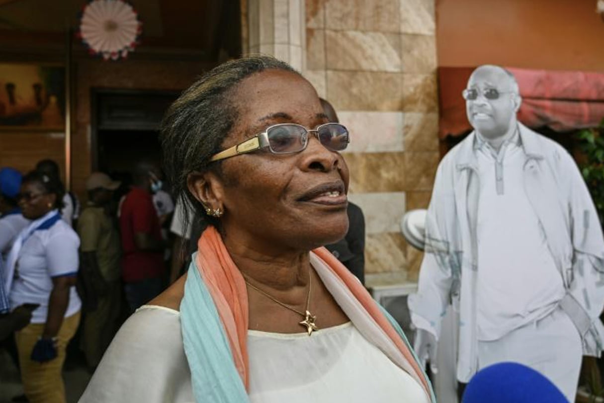 La soeur cadette de Laurent Gbagbo, Jeannette Koudou, répond aux journalistes à l’occasion de son retour au pays après dix ans d’exil, le 30 avril 2021 à Abidjan. © SIA KAMBOU/AFP
