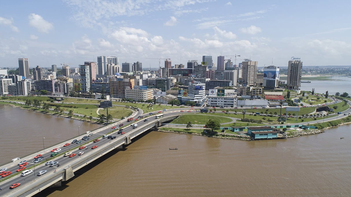 Quartier du Plateau et pont Charles-de-Gaulle à Abidjan © nabil zorkot