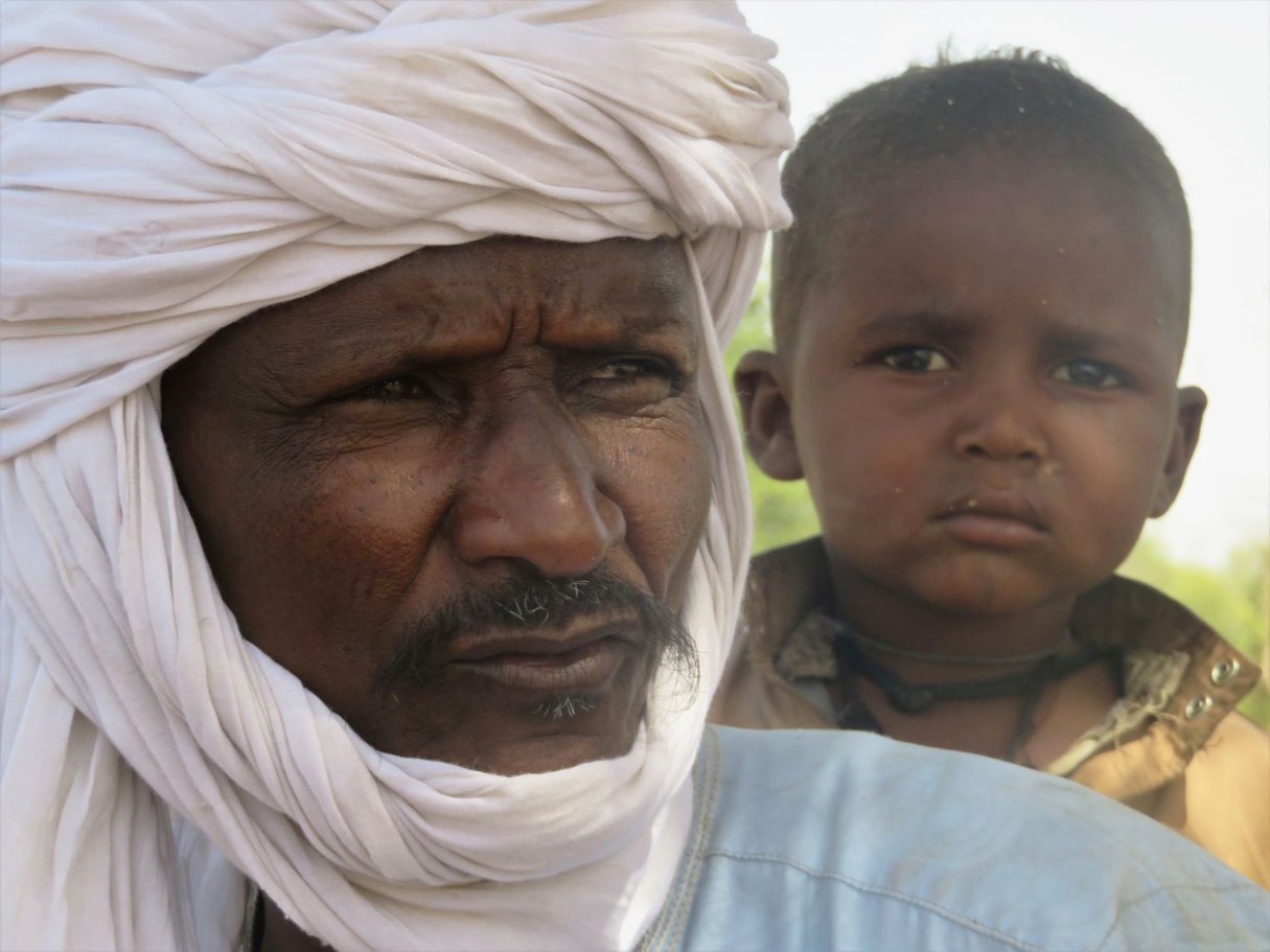 Le temps où les hommes du clan de la tribu Missirié Rouge vivaient sereinement est résolu. Aujourd'hui, tous voient leurs troupeaux se réduire chaque année en raison du changement climatique. Et quand les animaux se font rare, ce sont des décennies de tradition transhumante qui sont en péril. L'oncle Ahmad Aussul n'a plus que 7 bœufs. Son jeune fils ne sera pas nomade. &copy; Augustin Campos