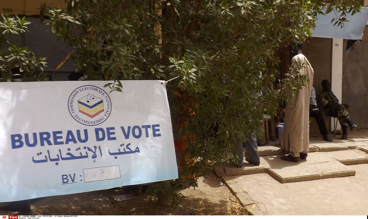 Un bureau de vote lors de l’élection présidentielle de 2016, à N’Djamena. © Abakar Mahamad/AP/Sipa