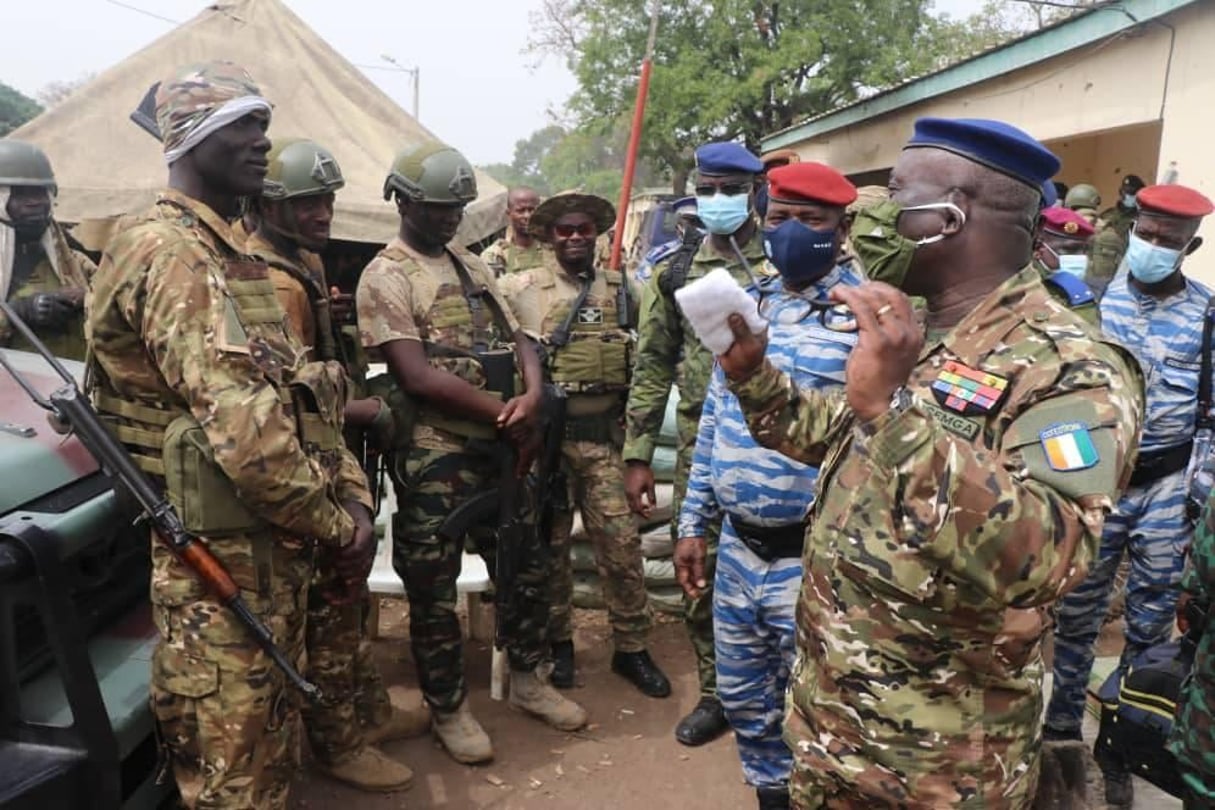 Le général Lassina Doumbia, chef d’état-major des armées, avec les militaires basés à Kafolo, le 1er avril 2021. © DR / Ministère ivoirien de la Défense
