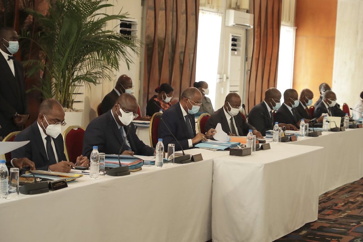 Le gouvernement dirigé par le Premier ministre Patrick Achi (au centre, lors du conseil des ministres du 24 mars 2021), est composé de 41 membres. © DR / Présidence CI