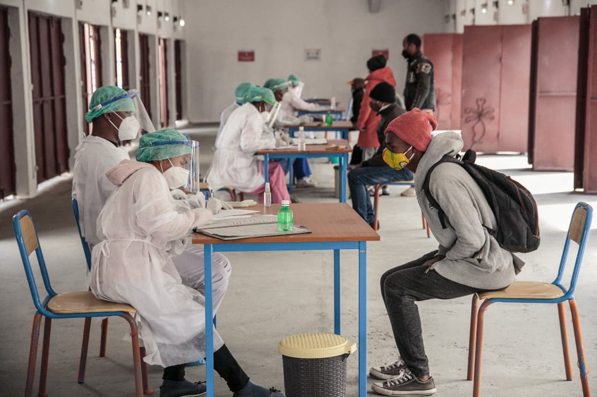 Dans le centre médical consacré au Covid-19 d’Andohatapenaka, à Antananarivo, le 20 juillet 2020. © RIJASOLO/AFP