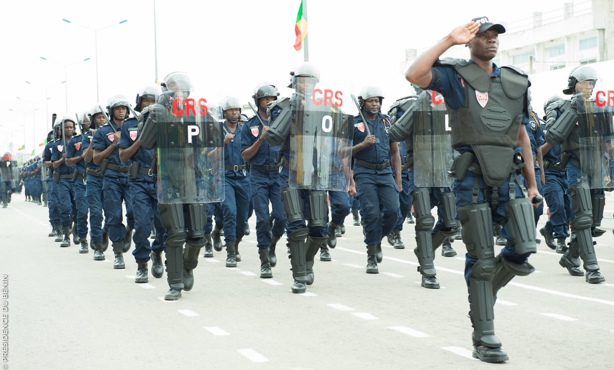 Une unité de CRS défile à Cotonou en 2017 (illustration). © DR / Présidence béninoise.