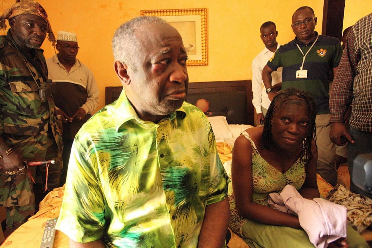 Laurent et Simone Gbagbo dans l’hôtel Golf d’Abidjan après leur arrestation, le 11 avril 2011. © Aristide Bodegla/AFP