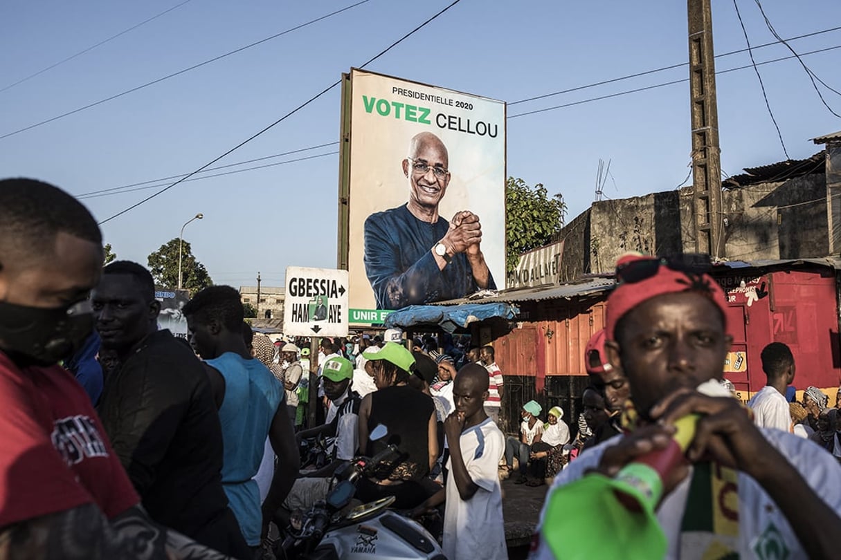 Les partisans du principal candidat de l’opposition, Cellou Dalein Diallo, attendant son retour à Conakry, le 15 octobre 2020. © JOHN WESSELS/AFP