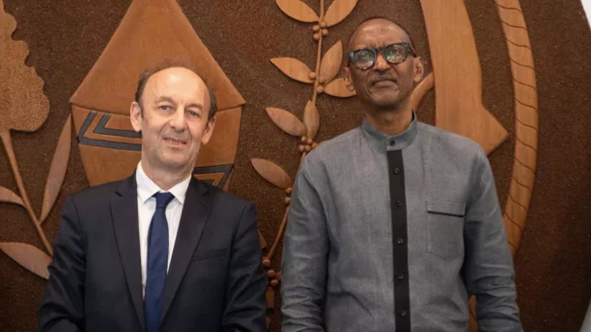 L’historien français Vincent Duclert a remis officiellement au président Paul Kagame, le 9 avril 2021, le rapport de la Commission qu’il a présidée sur le rôle de la France au Rwanda entre 1990 et 1994. © SIMON WOHLFAHRT / AFP