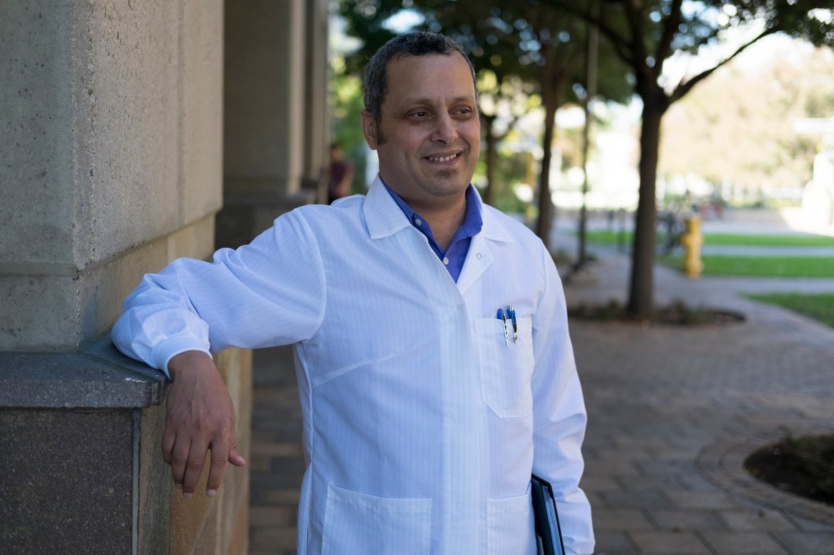 L’immunologiste américain d’origine marocaine Lbachir BenMohamed sur le campus de l’université de Californie, à Irvine. © DR