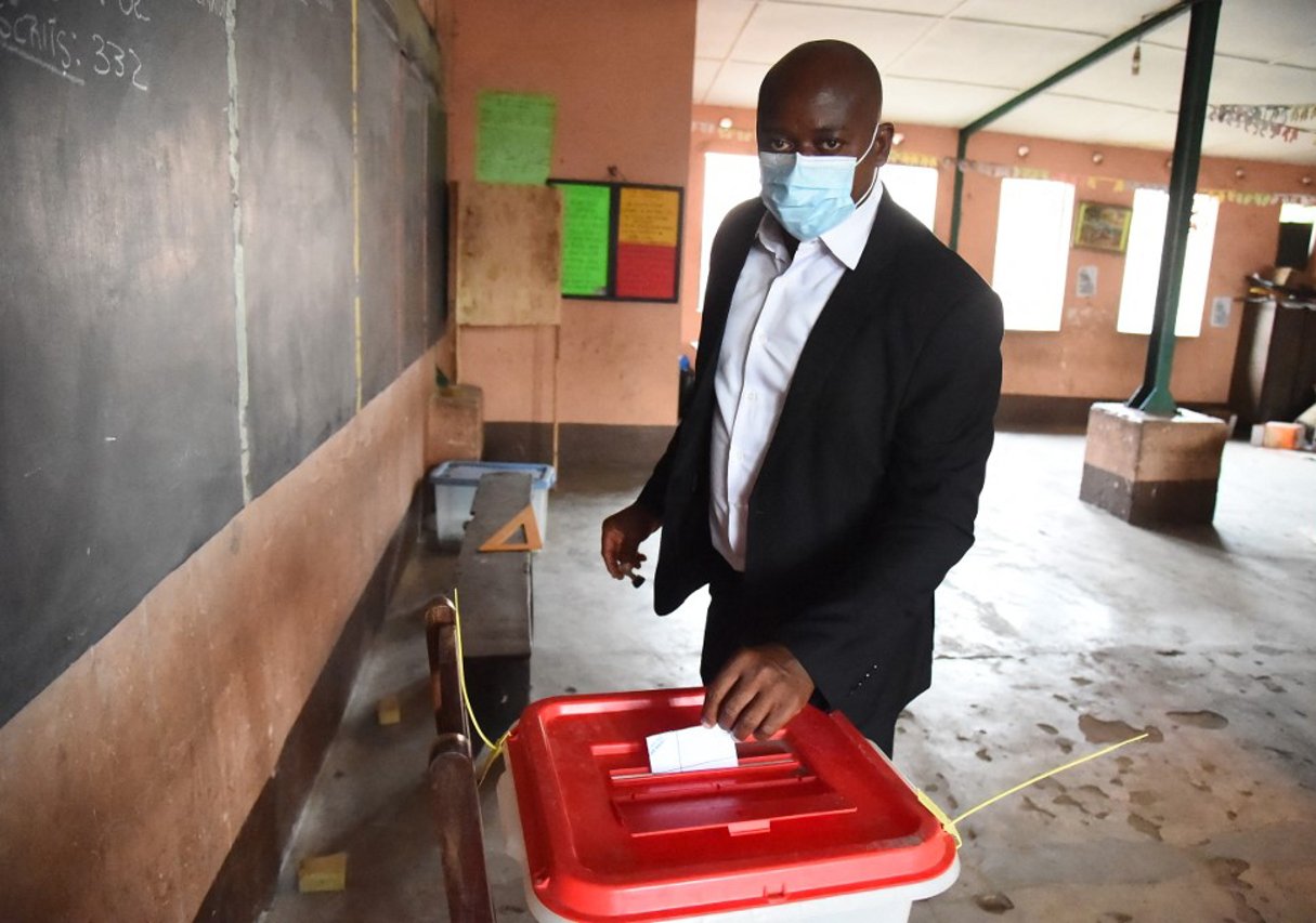 Un électeur dépose son bulletin dans un bureau de vote lors de l’élection présidentielle béninoise à Cotonou le 11 avril 2021. © PIUS UTOMI EKPEI/AFP