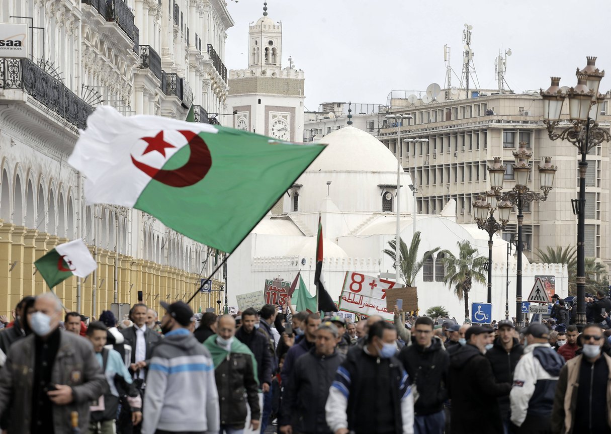 Des manifestants en soutien aux militants du Hirak incarcérés, Alger, le 16 avril 2021. © Toufik Doudou/AP/Sipa