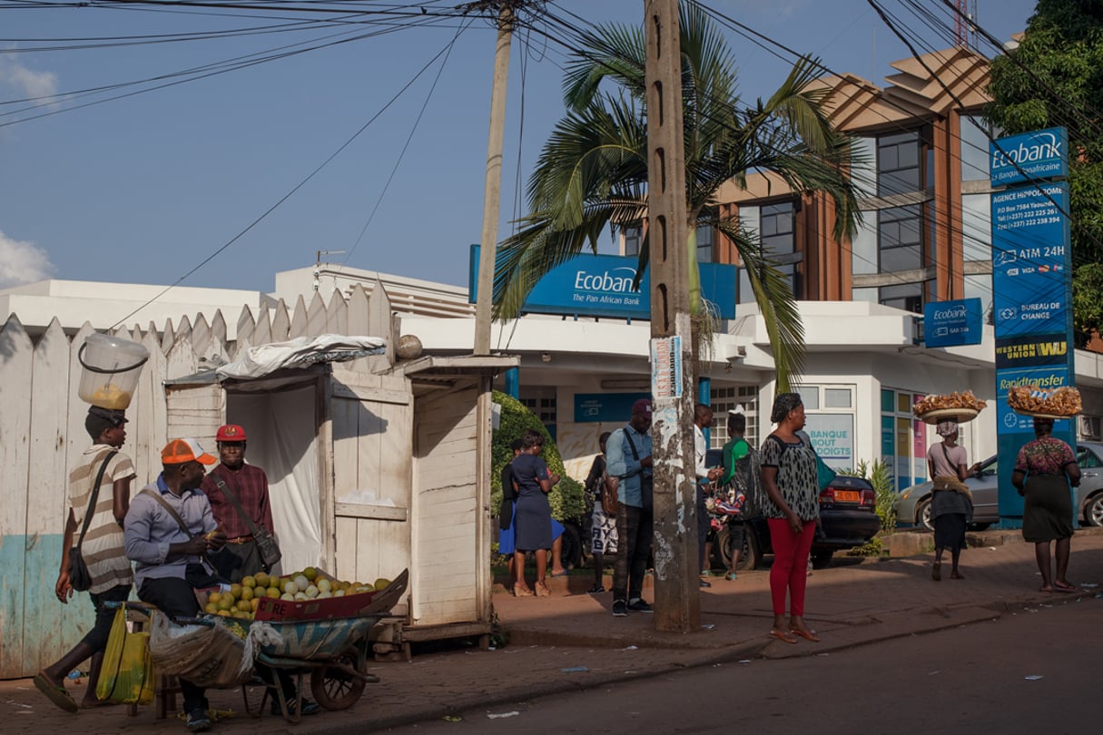 Agence Ecobank à Yaoundé, Cameroun. [17:48] Pigiste ICONOGRAPHIE
    
© Adrienne Surprenant/Bloomberg/Getty